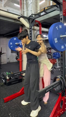 ▲▼短劇男神曹天愷健身片洩愛。（圖／翻攝自微博、抖音）