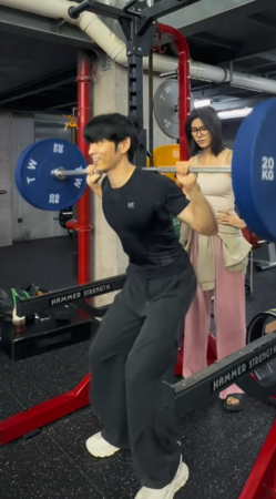 ▲▼短劇男神曹天愷健身片洩愛。（圖／翻攝自微博、抖音）