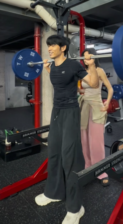 ▲▼短劇男神曹天愷健身片洩愛。（圖／翻攝自微博、抖音）