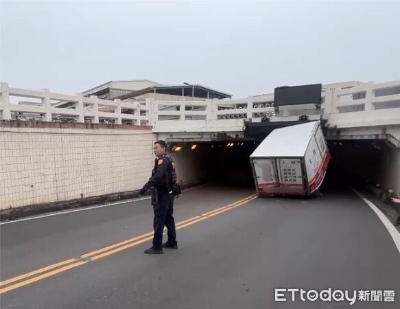 ▲▼小貨車硬闖地下道，車斗解體。（圖／記者許宥孺翻攝）