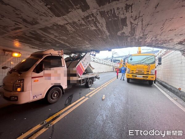 ▲▼小貨車硬闖地下道，車斗解體。（圖／記者許宥孺翻攝）
