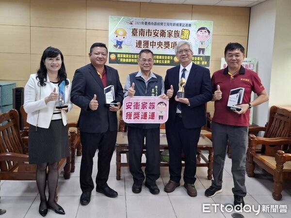 ▲新舜營造有限公司獲推動職業安全衛生優良工程金安獎優等肯定。（記者林東良攝，下同）