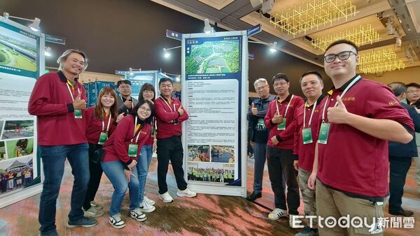 ▲新舜營造有限公司獲推動職業安全衛生優良工程金安獎優等肯定。（記者林東良攝，下同）