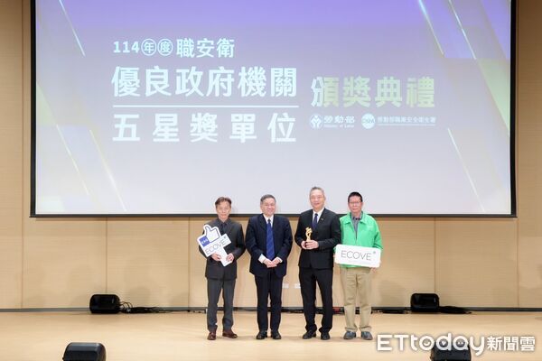 ▲新舜營造有限公司獲推動職業安全衛生優良工程金安獎優等肯定。（記者林東良攝，下同）