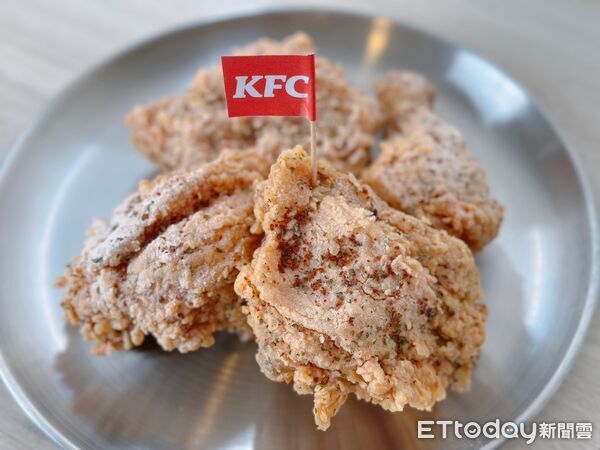 ▲▼肯德基聖誕巨大桶回歸，同步開賣雪花乳酪脆雞。（圖／記者蕭筠攝）