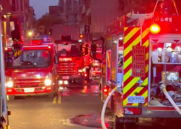 快訊／台北石牌「水龜伯」附近凌晨火警　警鳴聲大響