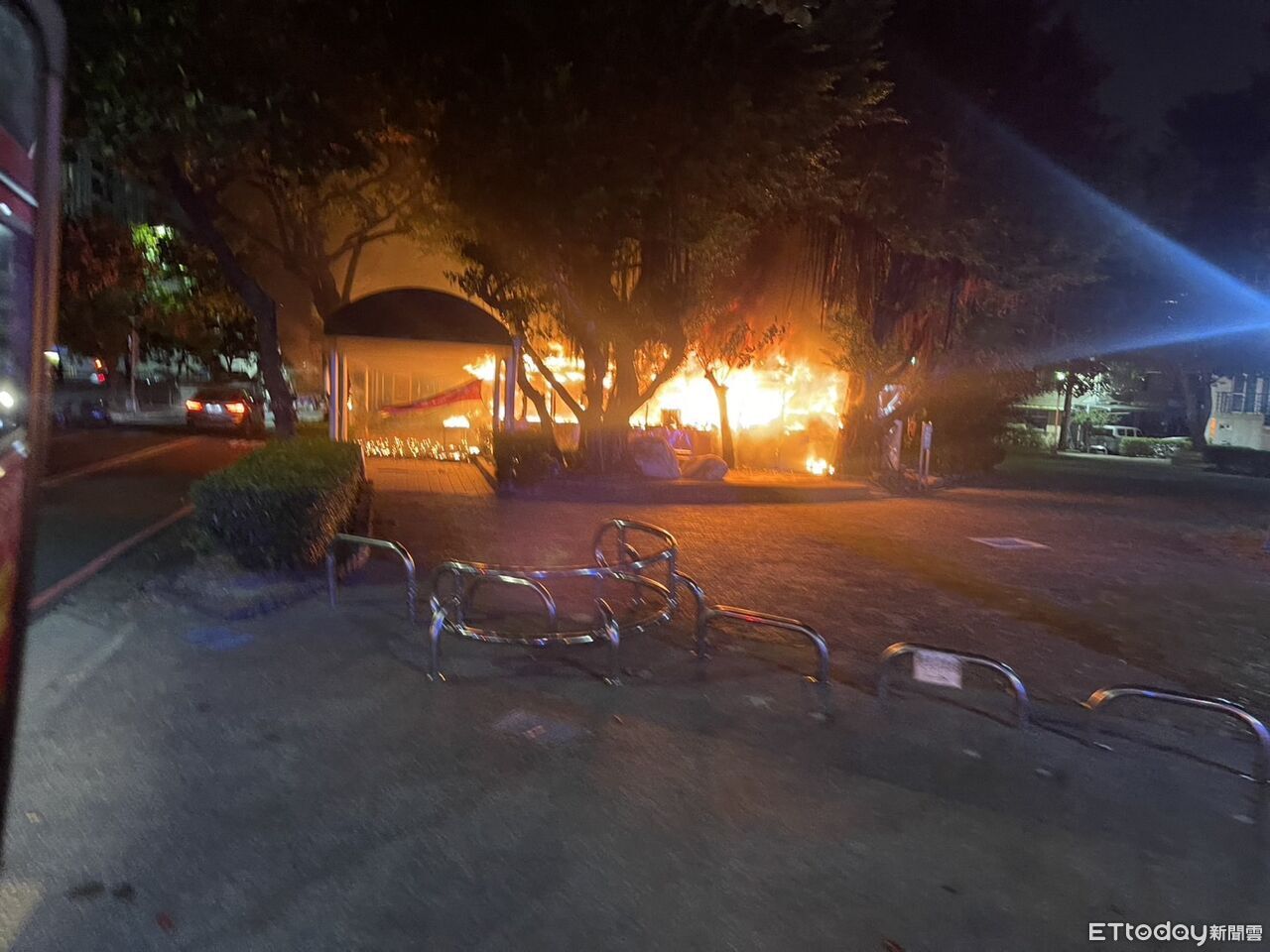 台中西區「公園旁土地公廟」深夜起火！　警消抵達已全面燃燒