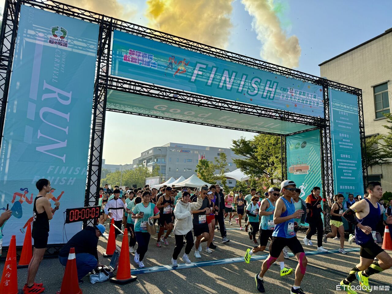 紅崴觀光工廠半程馬拉松健康嘉年華熱力開跑　逾千人揮汗台江