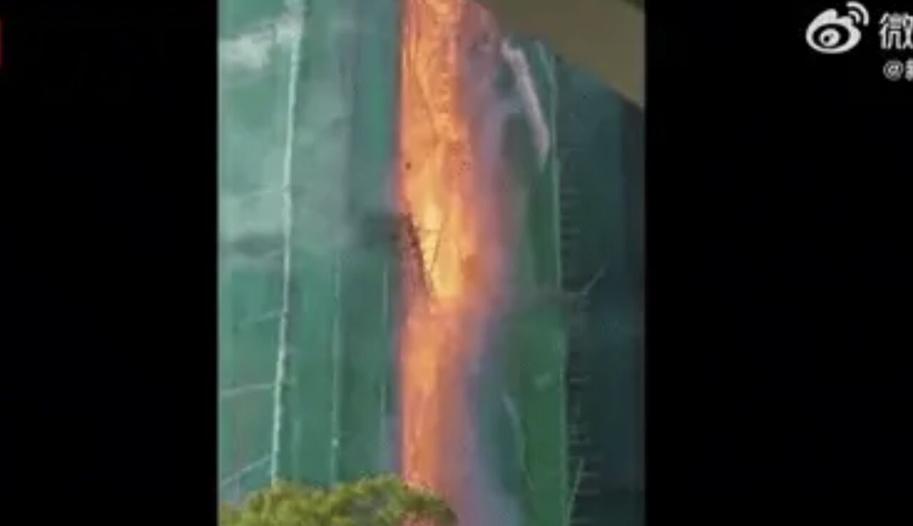 宏福苑起火瞬間曝　10分鐘延燒整棟樓...民眾驚慌大叫「走呀走呀」