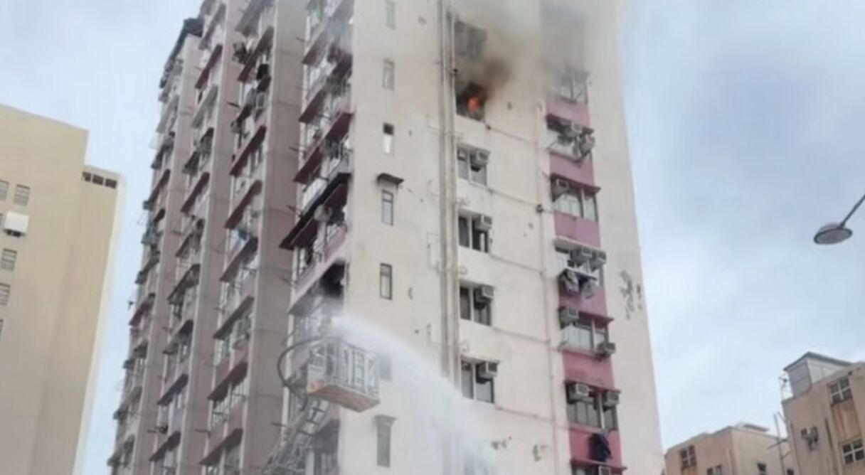 港尖沙咀及荃灣20分鐘內又現火災　雲梯車救出濃煙嗆傷男女