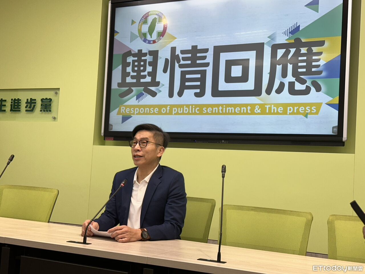 黃國昌合影高市早苗桌子　綠黨團：繼承柯文哲！跟桌牌合照很有經驗