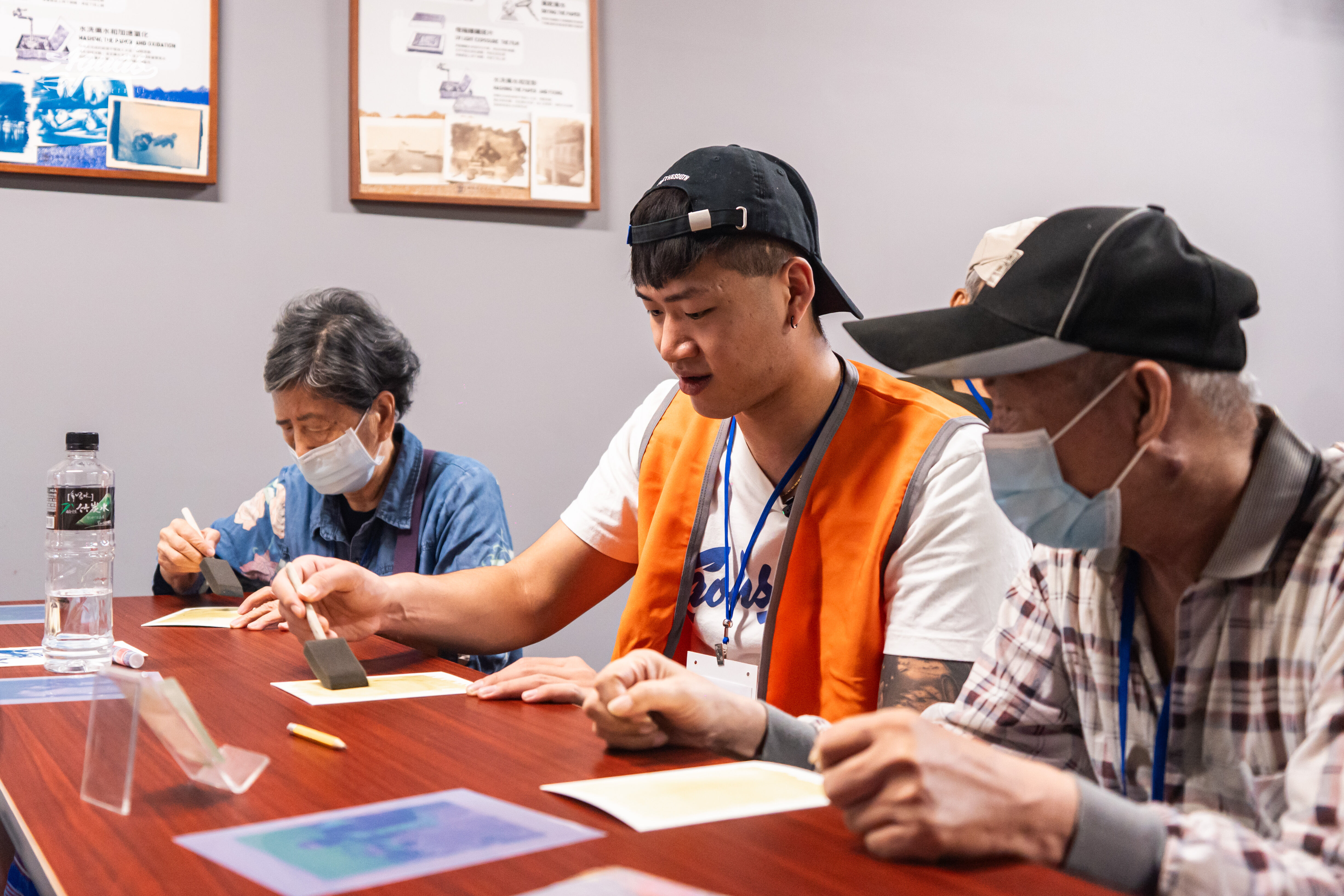 ▲▼海神胡瓏貿、邱子軒與艾德出任務，陪伴弱勢長輩             。（圖／海神提供）