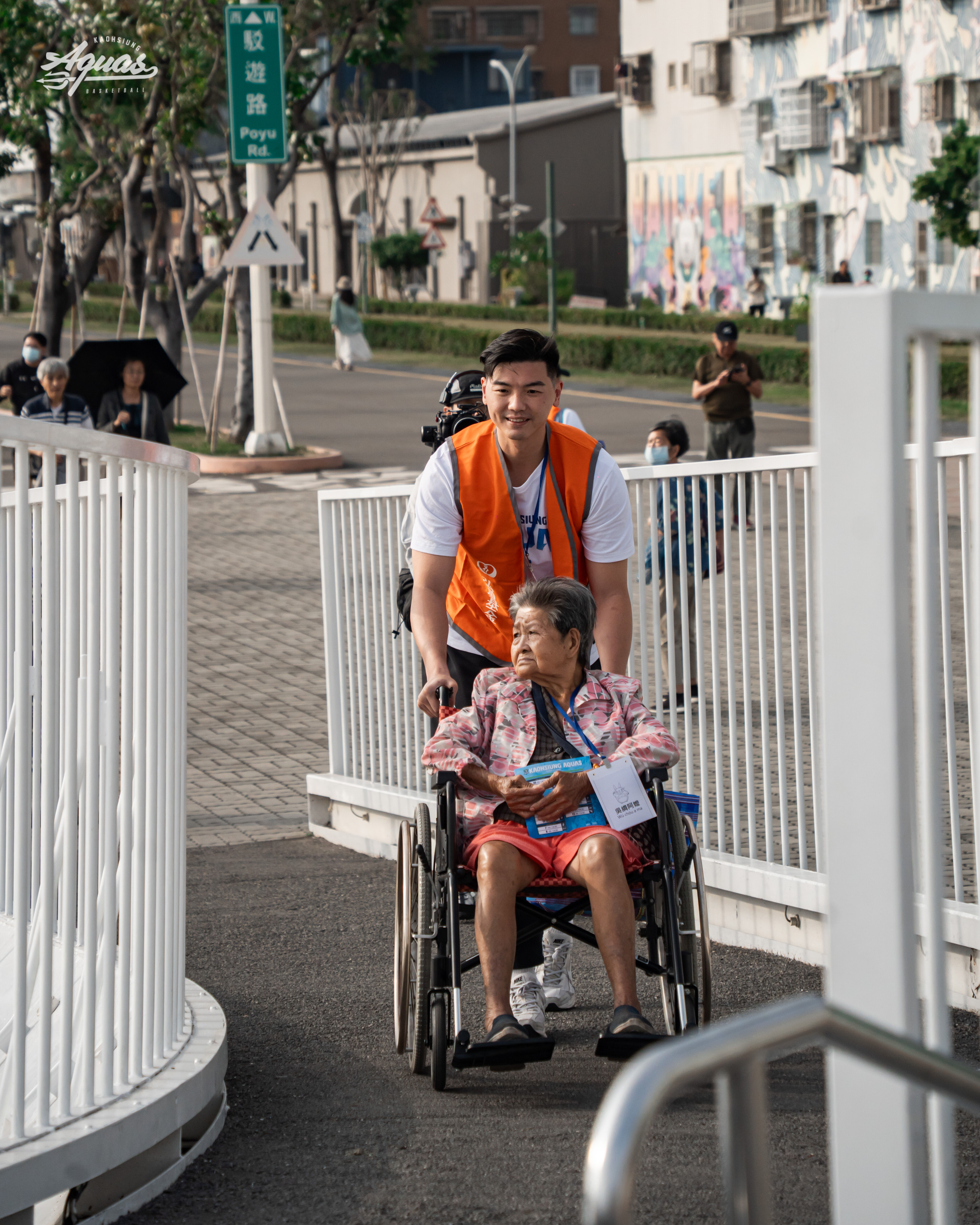 ▲▼海神胡瓏貿、邱子軒與艾德出任務，陪伴弱勢長輩             。（圖／海神提供）