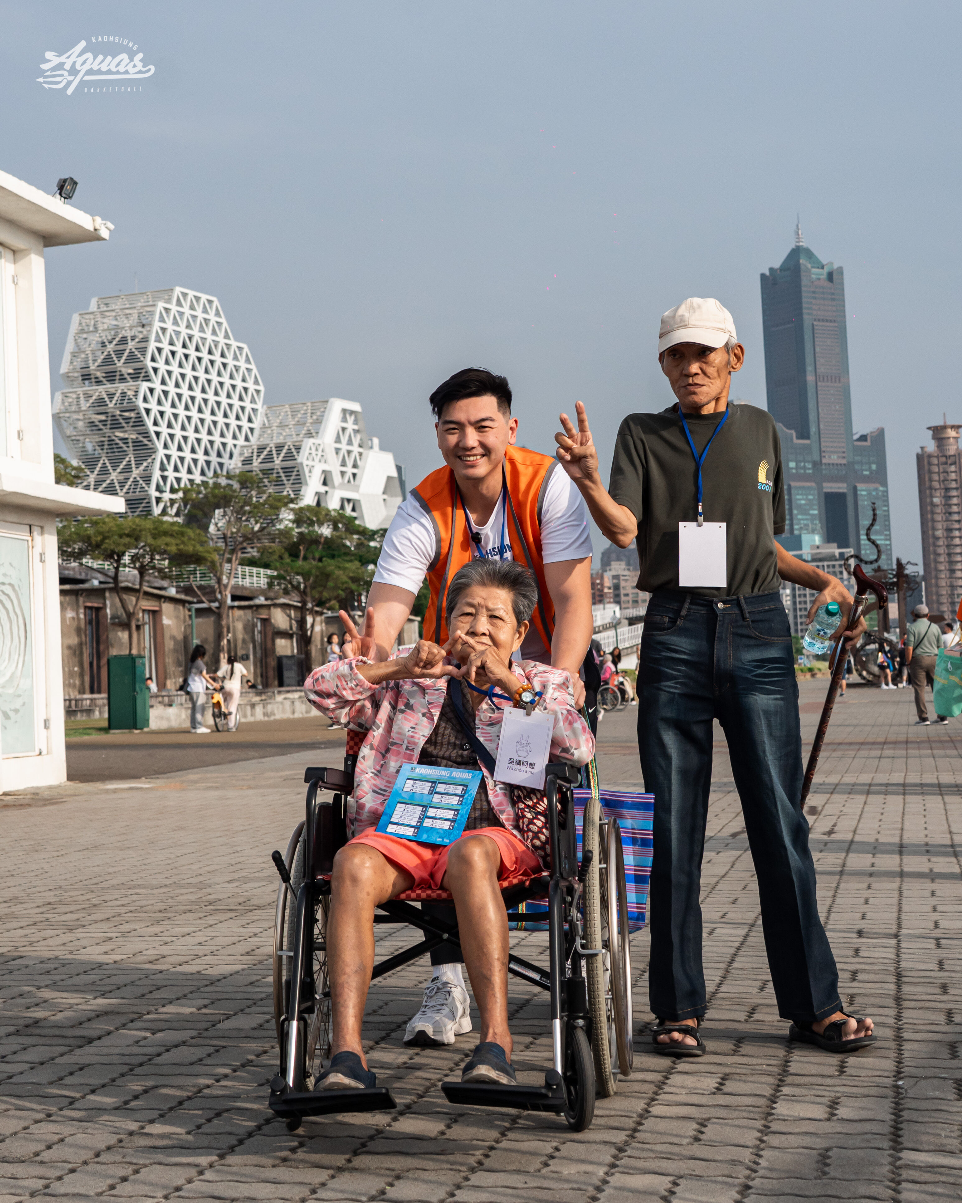 ▲▼海神胡瓏貿、邱子軒與艾德出任務，陪伴弱勢長輩             。（圖／海神提供）