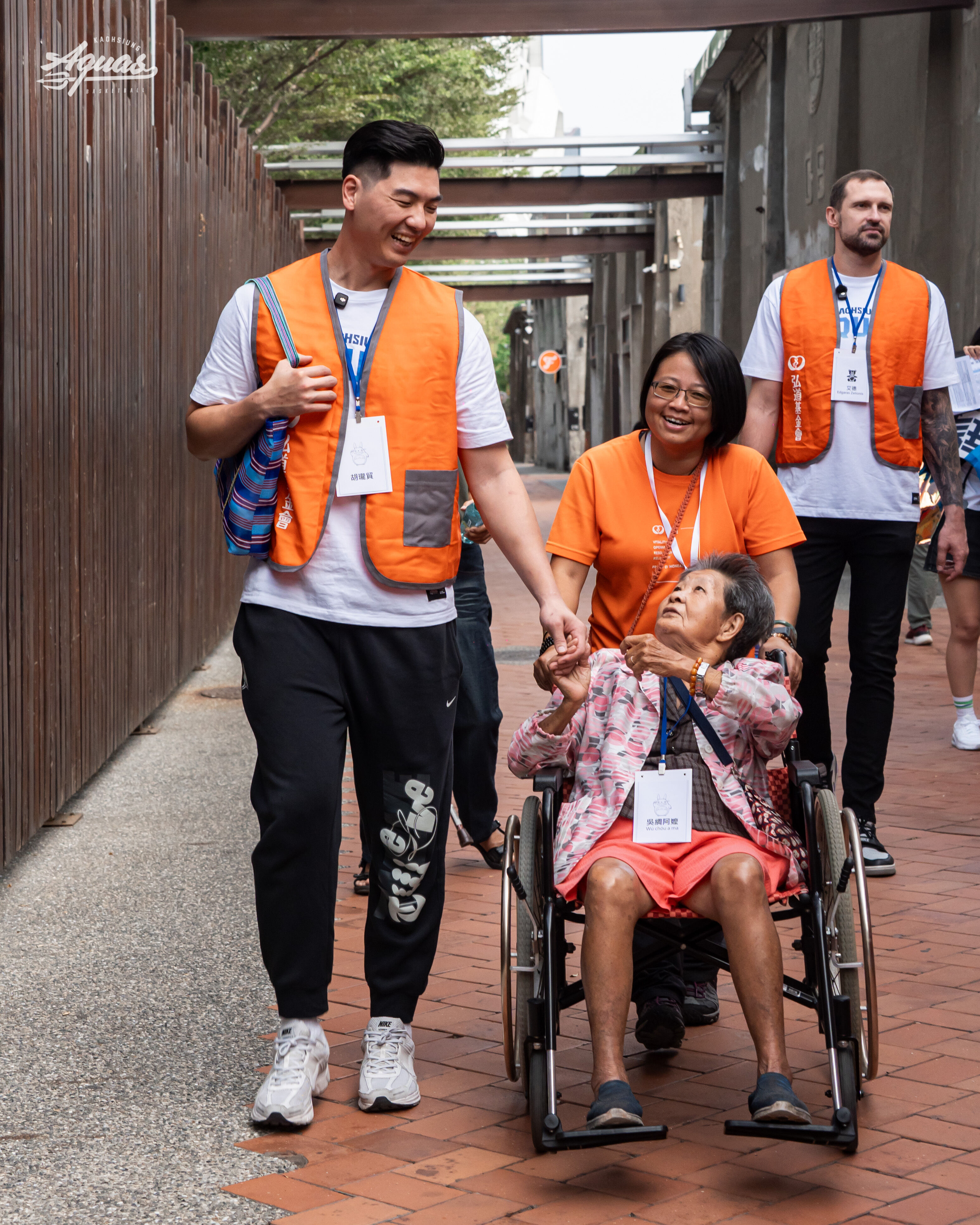 ▲▼海神胡瓏貿、邱子軒與艾德出任務，陪伴弱勢長輩             。（圖／海神提供）