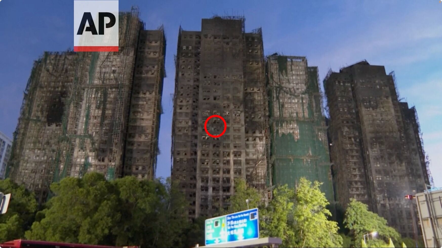 ▲▼宏福苑28日早消防人員搜尋，尚有高空樓層冒火光。（圖／美聯社）