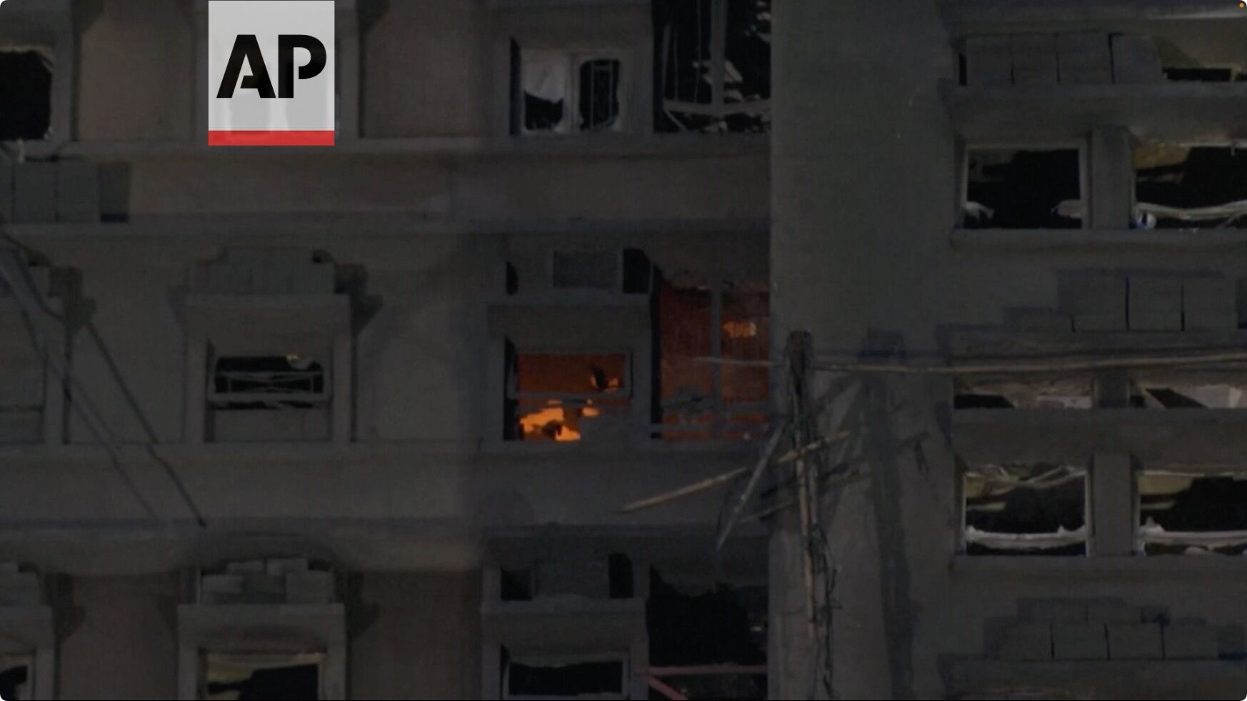 ▲▼宏福苑28日早消防人員搜尋，尚有高空樓層冒火光。（圖／美聯社）