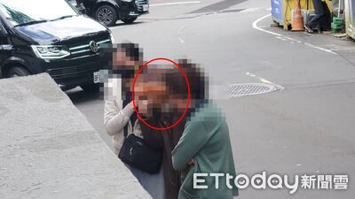 不記得目睹夫遭公車撞死！失智妻平靜相驗　家屬神情凝重攙扶