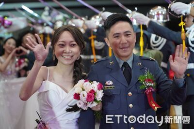 妻罹癌一度提分手！陸軍陳中士不離不棄　今在「聯合婚禮」甜放閃