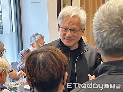 黃仁勳快閃來台　民眾直擊花娘小館員工餐敘、四平街爆買蜜餞