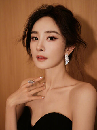 ▲▼楊冪暫緩官宣Prada代言。（圖／翻攝自微博）