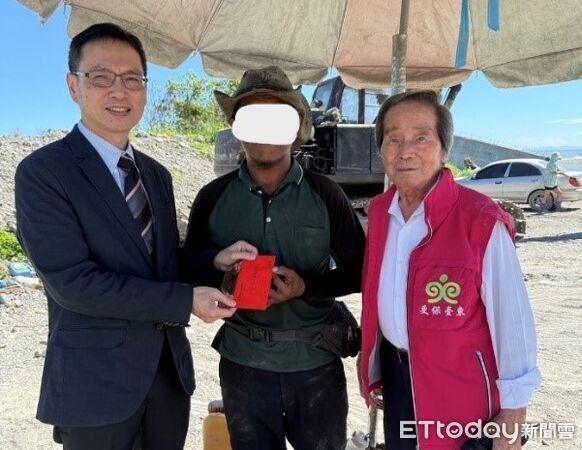 ▲▼臺東地檢署檢察長蕭方舟與更保臺東分會主任委員李明義，在中秋節前親自探視阿立。（圖／台灣更生保護會提供）