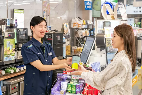 ▲▼全家et’s Tea推出「智能膠囊茶機」，同步開發新品，即日起至12月9日現煮茶原茶、奶茶「買1送1」。（圖／業者提供）