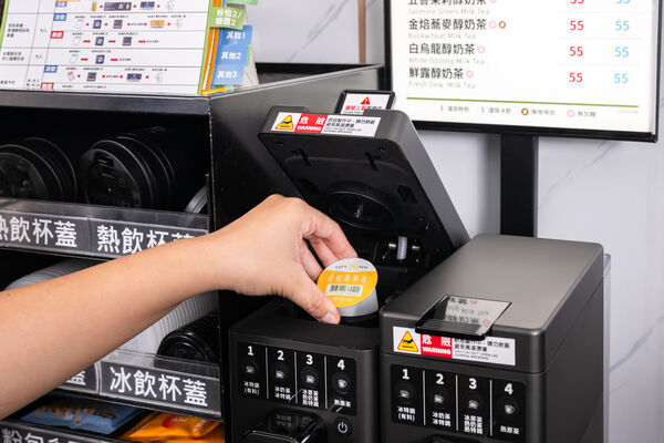 ▲▼全家et&rsquo;s Tea推出「智能膠囊茶機」，同步開發新品，即日起至12月9日現煮茶原茶、奶茶「買1送1」。（圖／業者提供）