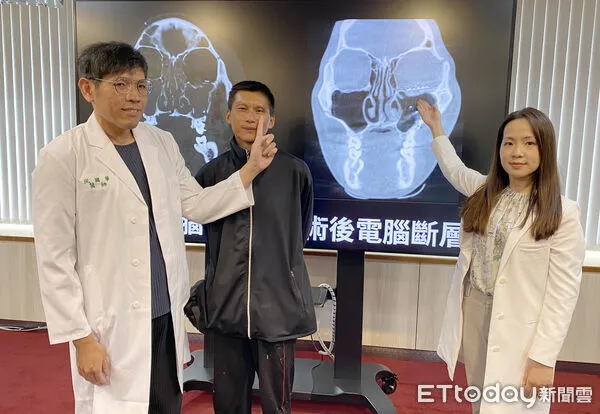 ▲台中榮總眼科部醫師阮國華(右)為陳先生進行眼外肌手術，改善他的複視症狀，重拾生活品質。（圖／台中榮總提供）