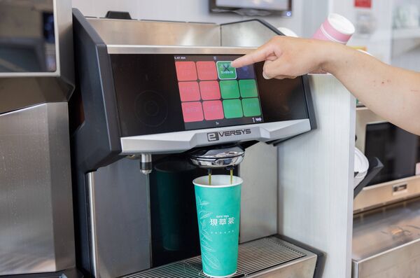 ▲▼7-11打造「AI智能現萃茶機」，同時推出指定茶飲買2送2。（圖／業者提供）