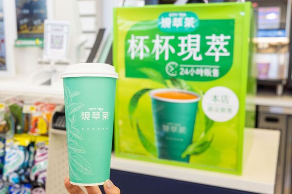 ▲▼7-11打造「AI智能現萃茶機」，同時推出指定茶飲買2送2。（圖／業者提供）