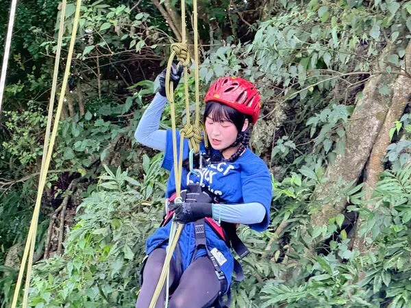 ▲籃籃垂降卡關，感情也卡關。（圖／民視提供）