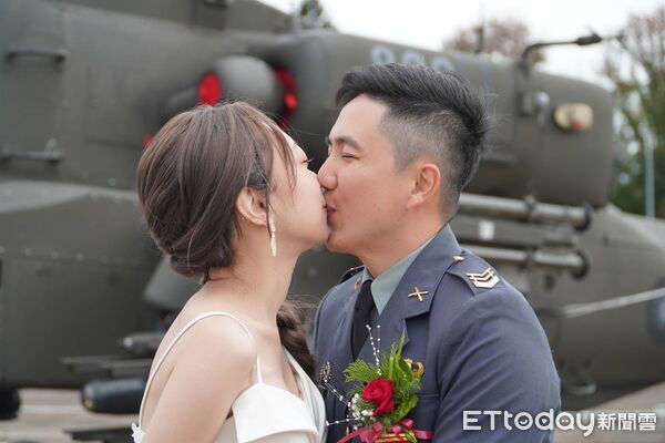 ▲陸軍陳家宇中士與妻子大方在鏡頭前輕吻。（圖／記者呂佳賢攝）