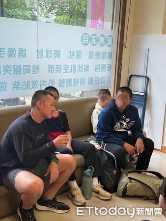 ▲▼   中職球星梁家榮關懷民和國中棒球隊　送簽名球鼓勵小球員重返球場】   。（圖／郭定緯服務處提供）