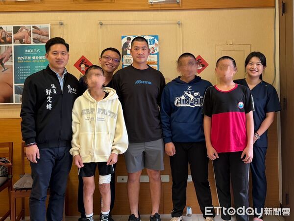 ▲▼   中職球星梁家榮關懷民和國中棒球隊　送簽名球鼓勵小球員重返球場】   。（圖／郭定緯服務處提供）