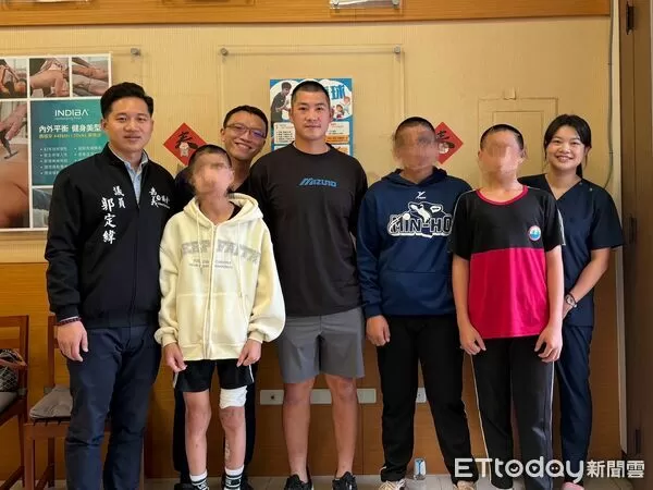 ▲▼   中職球星梁家榮關懷民和國中棒球隊　送簽名球鼓勵小球員重返球場】   。（圖／郭定緯服務處提供）