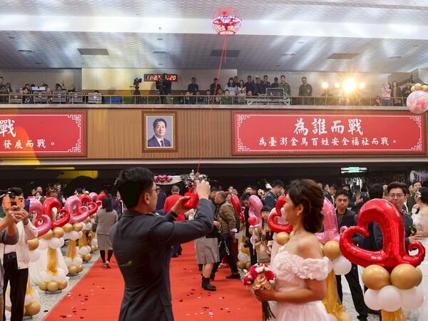 ▼陸軍27日舉辦聯合婚禮，典禮中官兵以無人機遞送定情婚戒。。（圖／陸軍提供）