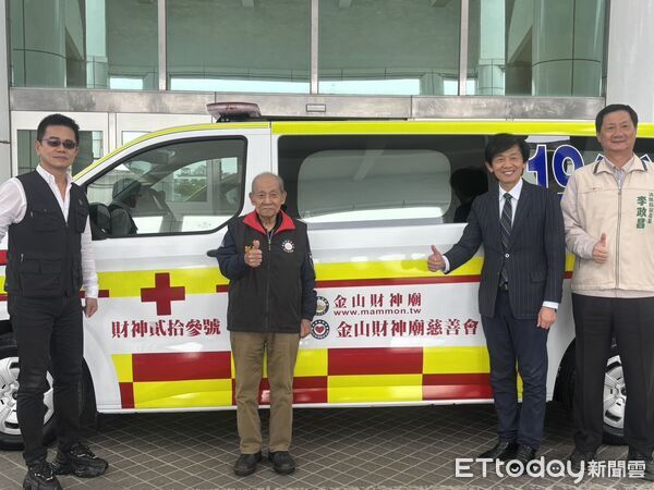 ▲台灣金山財神廟慈善會捐贈全新救護車，「財神23號」配置關廟分隊，由副市長葉澤山代表受贈，感謝慈善會多年來的愛心善行。（記者林東良攝，下同）