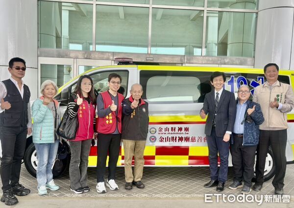 ▲台灣金山財神廟慈善會捐贈全新救護車，「財神23號」配置關廟分隊，由副市長葉澤山代表受贈，感謝慈善會多年來的愛心善行。（記者林東良攝，下同）