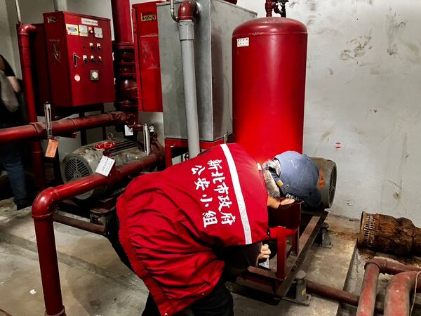 ▼新北市政府公安小組執行大樓消防安全設備檢查。（圖／新北市府提供）