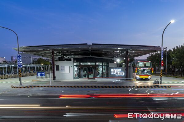 ▲永康轉運站啟用儀式現場，公共運輸設施完善便利。（記者林東良攝，下同）