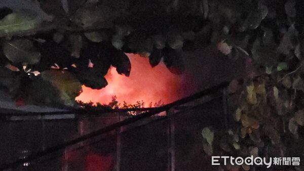 ▲▼北市萬華區雙和街傳出火警，現場救出一名男子年約60歲。（圖／記者黃彥傑攝）