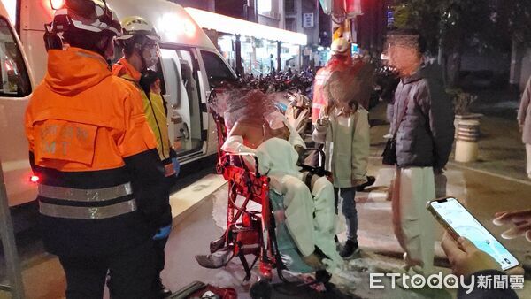 ▲▼北市萬華區雙和街傳出火警，現場救出一名男子年約60歲。（圖／記者黃彥傑攝）