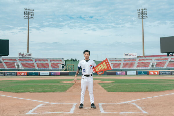 ▲世界棒球十二強賽總冠軍電影《絕勝》演員胡智強（左起）、張庭瑚、王識賢、導演姜瑞智、導演王維明、鳳小岳、宋柏緯、陳泰河，與球員莊昕諺共同合影。（圖／瀚草文創提供）