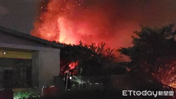 ▲▼北市萬華區雙和街傳出火警，火勢延燒蔓延，導致隔壁幼稚園也遭波及。（圖／記者黃彥傑攝）