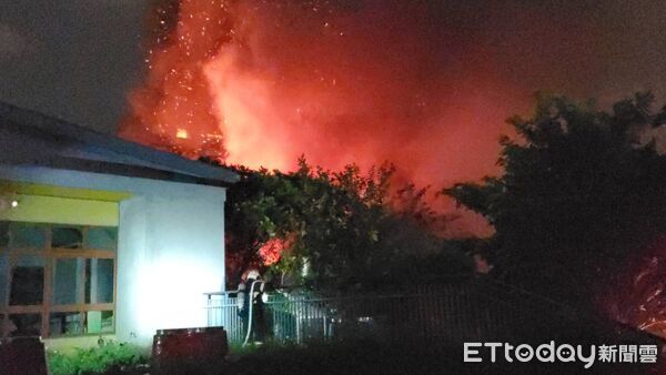 ▲▼北市萬華區雙和街傳出火警，火勢延燒蔓延，導致隔壁幼稚園也遭波及。（圖／記者黃彥傑攝）