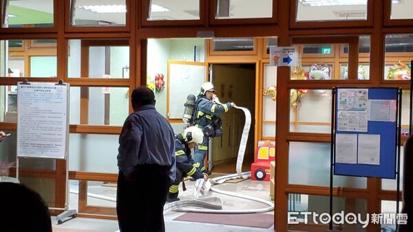 ▲▼北市萬華市場大火「燒到隔壁幼兒園」。（圖／記者黃彥傑攝）