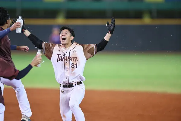 ▲▼張祐嘉敲出再見安打，台灣山林以8：7氣走日本社會人           。（圖／中職提供）