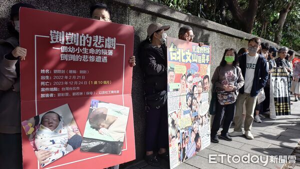 ▲▼剴剴案被指失職的兒福聯盟前社工陳尚潔，今（27日）到台北地院出庭，又遭場外數10位「剴剴戰士」怒吼「重判」。（圖／記者黃哲民攝）