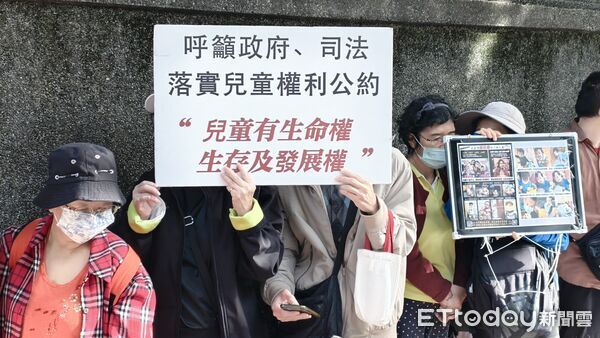 ▲▼剴剴案被指失職的兒福聯盟前社工陳尚潔，今（27日）到台北地院出庭，又遭場外數10位「剴剴戰士」怒吼「重判」。（圖／記者黃哲民攝）